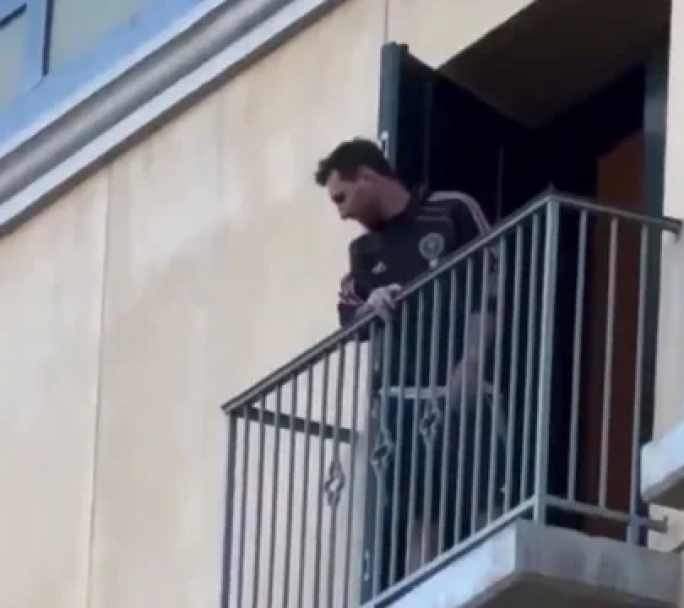 Messi salió al balcón a saludar a los hinchas y generó locura en San José